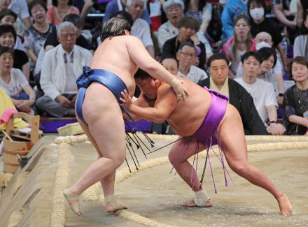 尊富士、久々の土俵で快勝　大相撲名古屋場所