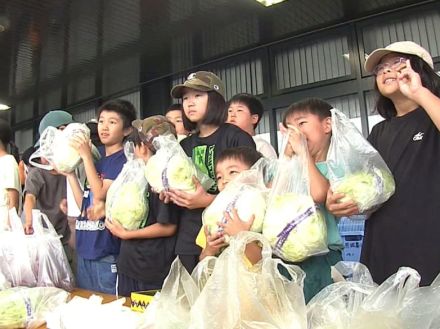 児童が手作り野菜の販売体験　こども朝市　岐阜県高山市