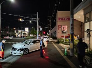 大型商業施設が面する交差点で普通乗用車どうしの衝突事故　20代男女2人けが　仙台・宮城野区