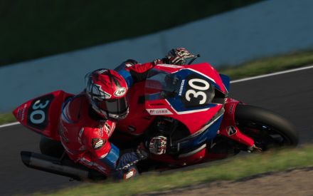 鈴鹿8耐、ホンダワークス3連覇 30号車Team HRC with Japan Postが1号車YART YAMAHAと8秒差で逃げ切り優勝