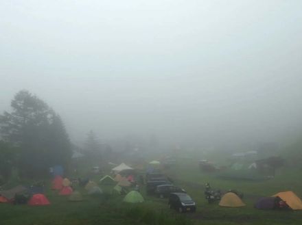 雨が降っても慌てない！ 雨天時テントサイトの設営・撤収のコツ【コバユリのキャンプツーリング入門】