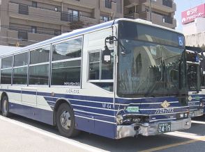 どちらかが信号無視か…市バスが乗用車と衝突し乗客2人がケガ バス停から10mほど先の見通し良い交差点