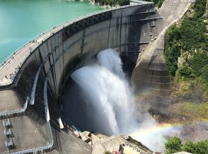 【富山県 2024年版】 夏の絶景・風物詩10選「黒部ダム」この時期だけの観光放水はド迫力！