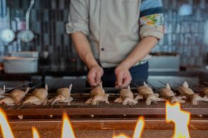 人気料理家と姉のツーショットが激似だった。「合成かと思った」「しかし本当に似ている」と話題に