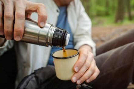 水筒ややかん、ジュースやスポーツ飲料を長時間入れないで。サビや傷があると「金属が溶けて中毒の危険」と厚労省