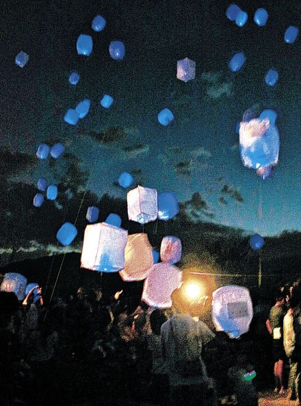 穴水、希望の光　ランタン500基、夜空に　復興祈願イベント