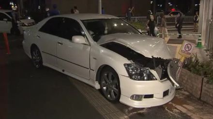 あわや…商業施設前で車同士が衝突し１台は歩道へ　車に乗っていた男女２人がけが〈仙台〉