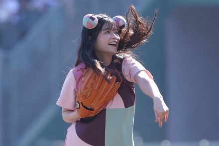 ピンクワンピ＆“うさ耳”が「超可愛いです」　美女インフルエンサーの豪快投球に注目