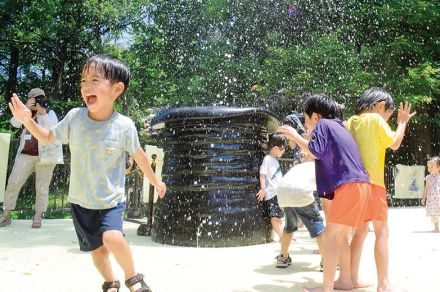 パーク全体でびしょぬれ体験　黒のシルクハットから吹き出す水柱に笑顔　飯能のムーミンバレーパーク　27日からは高校生以下500円のチケットや花火イベントも