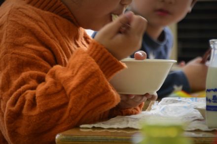 園児の頭強く動かす「不適切保育」　給食食べるのが遅いと「先生にぶたれた」　長野・東御市教委が陳謝