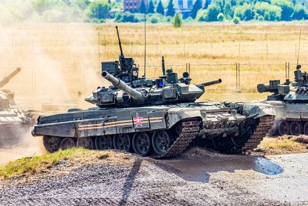 最新戦車3両やオートバイ含むロシア軍の「玉石混交」部隊が突撃、玉も石も砕け散る