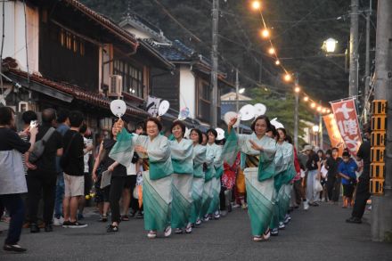 宿場町華やぐ　情緒あふれる楽しいひと時　夜空を彩る花火1800発／岡山・真庭市