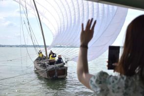 白い帆膨らみ　湖上進む　茨城・霞ケ浦　観光帆引き船操業