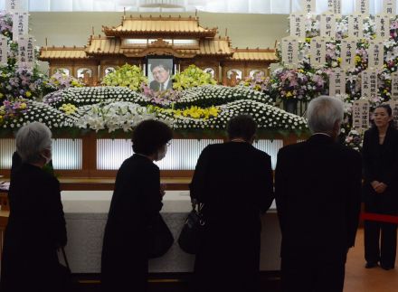 医療発展の功績しのぶ　ふるさと徳之島で徳田虎雄氏お別れの会　1400人が弔問