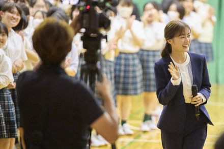 「え、本物？」「なんで」生田絵梨花“先生”が終業式に登場　テスト秘話明かす「皆さんも気を付けて」