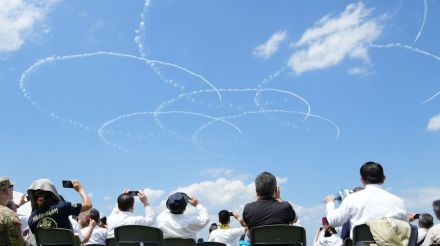 日本三景、天橋立と「共演」 ブルーインパルス展示飛行で7万人魅了