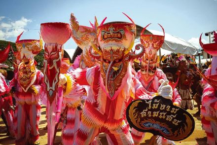 仮面で踊りまくるタイのピーターコーン祭り　精霊に扮した人々が...