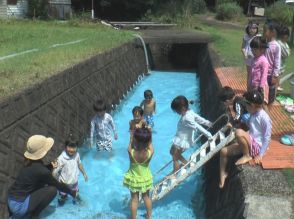 すぐ下流に小魚なども…川をせき止めた“天然プール”で園児らが水遊び 冷たい水に歓声上がる 三重県紀北町