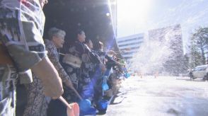 打ち水で涼を…浴衣を着た人ら約30人が岡山市役所玄関前で一斉に　地面近くの温度は5℃以上下がる