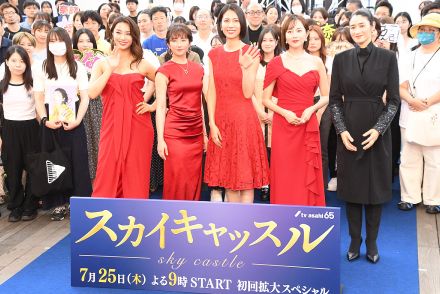 松下奈緒、“瞬きしたら負け”の目力で木村文乃を圧倒　真っ赤なドレス姿に観客から大歓声