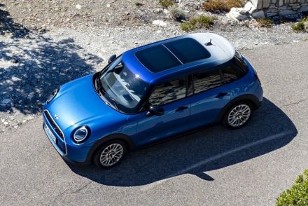 ルーフにグラデーション塗装、MINI 5ドアハッチバック 新型の「Favoured Trim」仕様