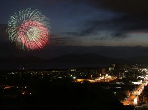 虹ケ浜で「光花火大会」　海上から2500発、尺玉10発打ち上げも