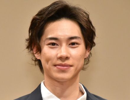 戸塚純貴、32歳誕生日を渡辺翔太＆中村アンらがお祝い『青島くんはいじわる』撮影でサプライズ