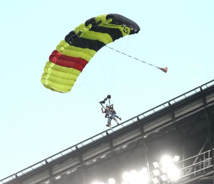 【日韓戦】杉谷拳士氏が空から降ってきた…パラグライダーでド派手な演出、顔面蒼白「立てない」