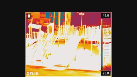 公園遊具の温度は「67℃」サーモグラフィーカメラで街中を撮影すると… 体温をこえる危険な暑さ