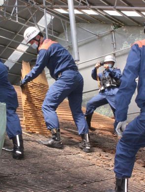 文化財建造物火災から守れ　奈良市消防局、春日大社のこけら葺き屋根で研修