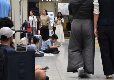 「駅に人があふれ…」「着替えがない」　東海道新幹線の運休で混乱