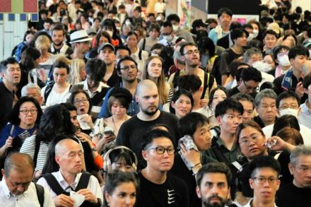 夕方の駅でも人、人、人…新幹線不通区間つなぐ在来線「2時間待ち」