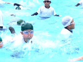 水の事故から命を守る着衣水泳の授業　体操服を着たままプールに　岐阜県白川村