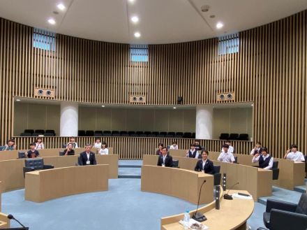 上里町役場議会議場で児童生徒16人と町長らが意見交換会