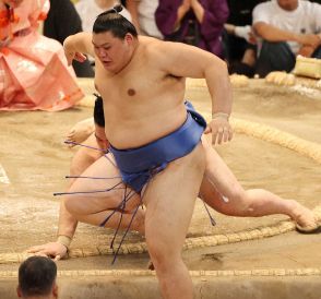 大の里　痛恨4差…遠のく大関昇進　まげ結い直すことなく足早に退去