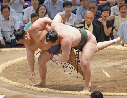 美ノ海、４年ぶり対戦の千代翔馬下し２敗守る　鳥取城北高の同窓・照ノ富士との優勝争いに「明日負けたら終わりです」と謙虚【大相撲名古屋場所】