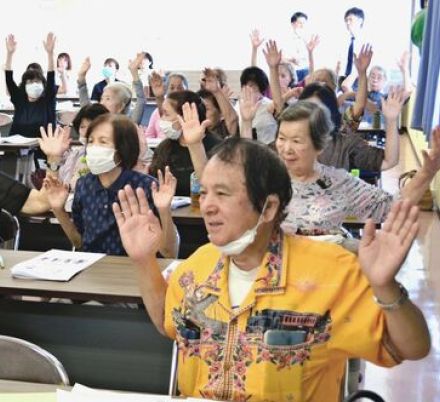 膝の痛みの治療法は？ 沖縄・与那原町で「高齢者学級」 整形外科の医師が講演