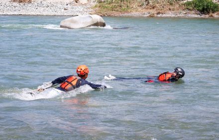 隊員が川を泳いで救助  水難事故に備え天竜川で訓練  飯田広域消防本部【長野県】