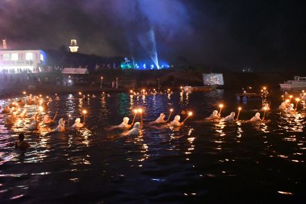 幻想的な80人の大夜泳　白浜海女まつり　南房総（千葉県）