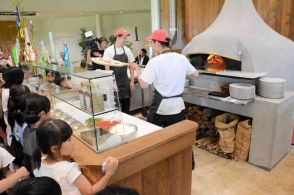 産山村の魅力、ピザにのせて　「うぶやま牧場」リニューアル　ピザ窯備えたレストラン　地元の子どもら招きセレモニー