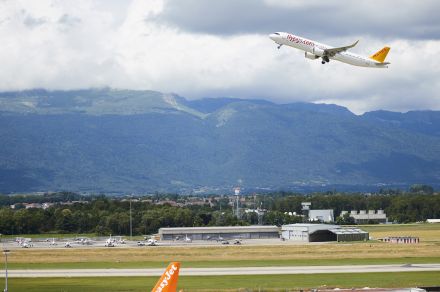 航空旅客需要、コロナ禍後のブーム経て正常化＝大手航空幹部