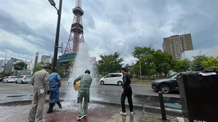 速報　札幌市のテレビ塔の直近で“水柱”…公園のスプリンクラーの不具合でバルブ交換中、歩道のマンホールから水道水が噴き出す