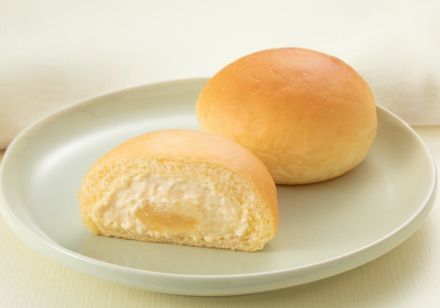 ファミマ限定「冷やして食べる とろけるくりーむパン 怪獣レモン」発売、レモンマーマレード×氷砂糖使用カスタードクリームでスッキリした味わい/八天堂