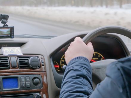 ドライブ中に「あおられ運転」に遭遇！ 前方を「低速でノロノロ・急停止」など、遭遇した場合どう対処すべき？ あおり運転と違って“罰則”はないのかも解説