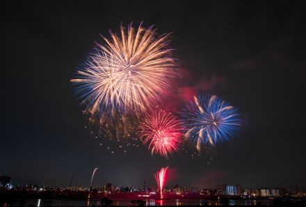 「魔界の扉でも開かれたのか？」落雷の危険で中止された花火大会。スカイツリーから撮影すると天変地異の前触れのようだった