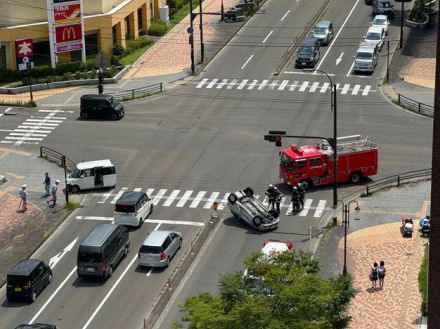 【普通乗用車が“横転”】普通乗用車と軽乗用車が衝突　信号機がある十字路交差点　「車がひっくり返っている」と119番通報（仙台市宮城野区）