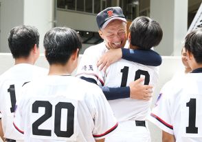 「延長戦」終え涙　3月で教師退職…保護者や選手から申し入れで今夏まで指揮　高校野球の指導がしたくて教師に、36年「燃え尽きた」　コーチとして甲子園を経験、プロ野球選手も輩出した名将