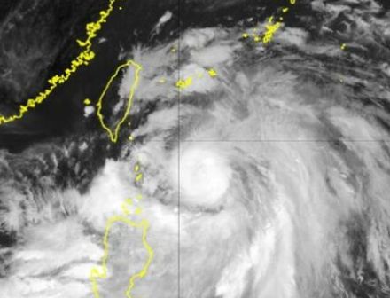 大型で強い台風3号、八重山地方であす24日に最大瞬間風速65メートルの見込み　与那国島地方はあす朝にも暴風警報