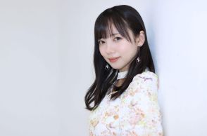 ＜齊藤京子＞雰囲気ガラリ！　深紅のリップに前髪アップ　「妖艶な感じでカッコいい」「ほれた」