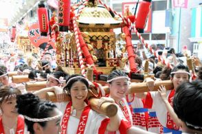 女性80人が「わっしょい」 大阪・ 天神祭を前に商店街練り歩く